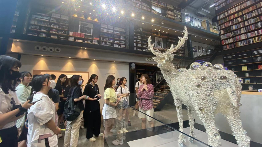在上海当代艺术博物馆采风调研搜集灵感素材