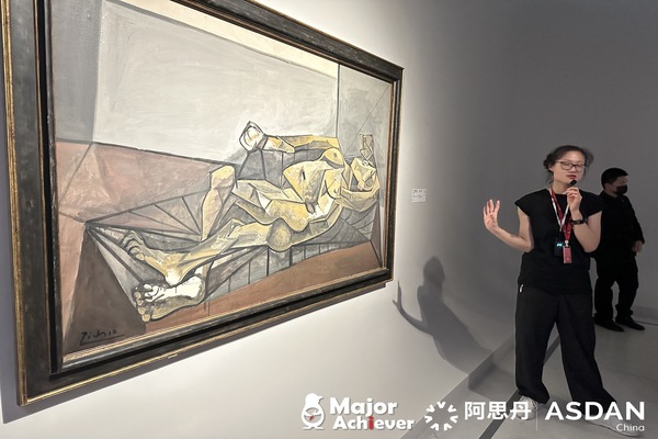 在上海当代艺术博物馆采风调研搜集灵感素材