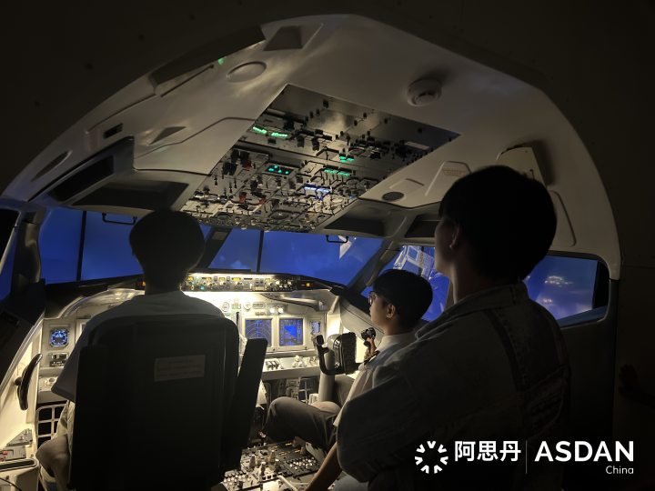 体验大型波音 737-800 模拟飞行舱